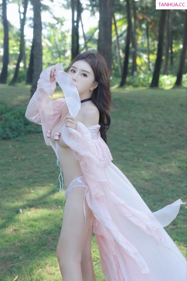   [XiuRen]高清写真图 2024.01.23 No.8007 小薯条nienie 户外美腿第39张图片